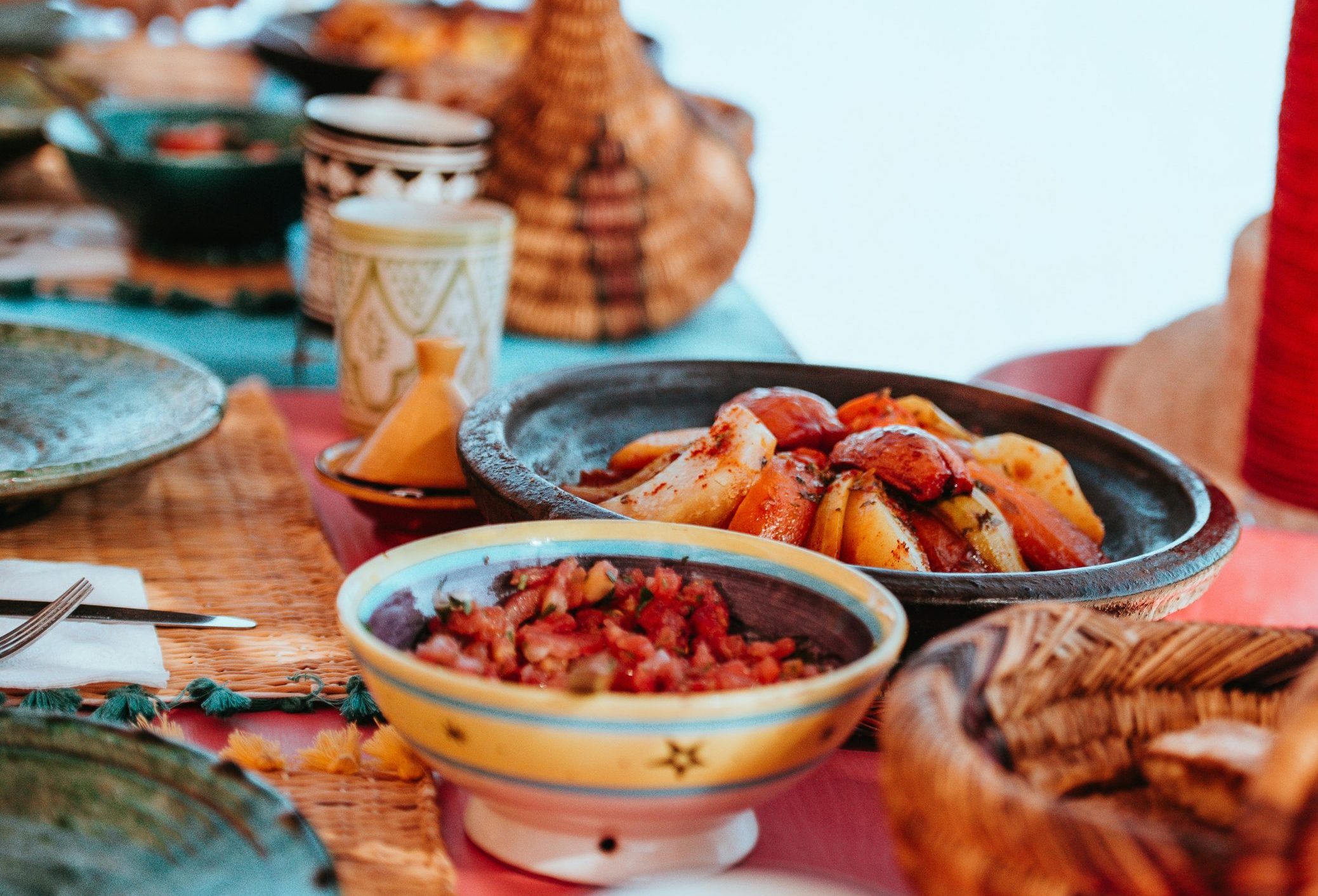 Kookworkshop – een culinaire ontdekkingstocht in de Marokkaanse keuken, samen boodschappen doen door de souks in de medina. En daarna starten met de kookcursus met lokale vrouwelijke koks – Marrakech