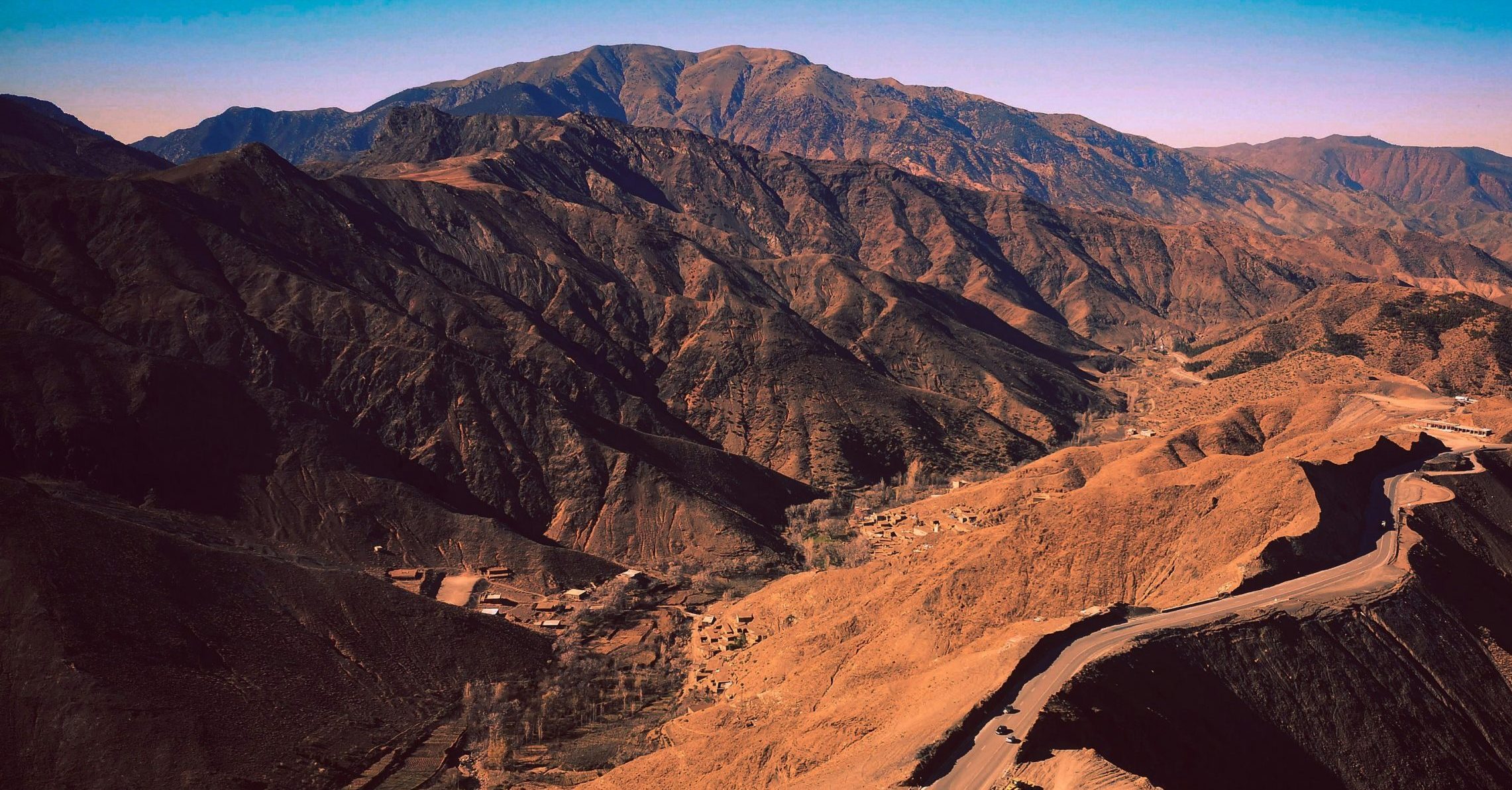 Dagexcursie lunchen in de Atlas & kameel rijden en dineren in de woestijn – Begin met een wandeling door de Atlasgebergte en eindig met zonsondergang op kamelen in de savanne woestijn – Marrakech