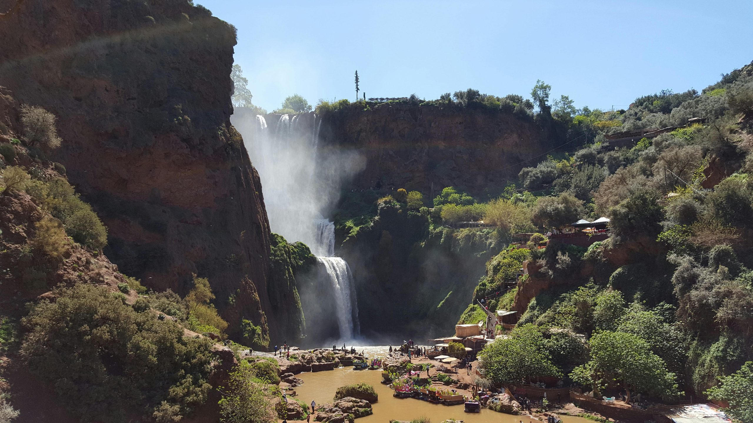 Dagexcursie Ouzoud watervallen 120m hoog – 2,5 uur wandelen met onze lokale gids door het natuurpark tussen de berberaapjes, en daarna lekker genieten van heerlijke berber tajine met een uitkijk op de waterval ( kindvriendelijk ) – Marrakech